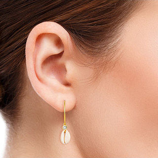 Pendientes chapados en oro de 18 quilates con concha natural