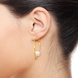 Pendientes chapados en oro de 18 quilates con perla natural